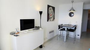 Televízia a/alebo spoločenská miestnosť v ubytovaní Appartement 753, 4 personnes, vue mer By Palmazur
