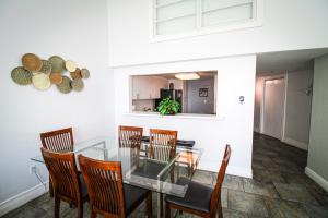 Η κουζίνα ή μικρή κουζίνα στο Castle M16 Oceanview Loft with Beach access, Pool, Tennis and Free Parking! +52 φωτογραφίες