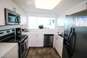 Η κουζίνα ή μικρή κουζίνα στο Castle M16 Oceanview Loft with Beach access, Pool, Tennis and Free Parking!