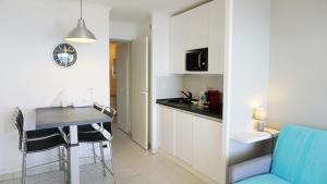 Kuchyňa alebo kuchynka v ubytovaní Appartement 753, 4 personnes, vue mer By Palmazur