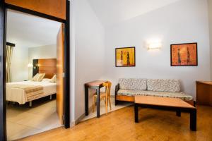 Posteľ alebo postele v izbe v ubytovaní HL Miraflor Suites Hotel
