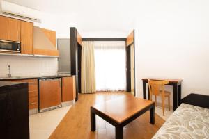 Kuchyňa alebo kuchynka v ubytovaní HL Miraflor Suites Hotel