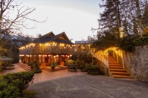 Una casa con luces en la parte delantera. en Sapa Garden Retreat, en Sa Pa