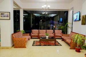 Zona d'estar a Himalayan Front Hotel by KGH Group