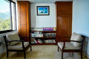 Zona d'estar a Himalayan Front Hotel by KGH Group