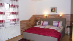 Uma cama ou camas num quarto em Hotel Gletschermühle