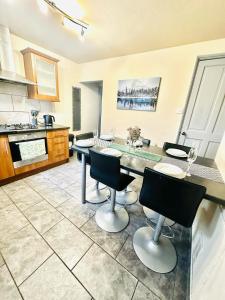 Η κουζίνα ή μικρή κουζίνα στο Central location to brayford wharf, FREE PARKING, walkable to lincoln city