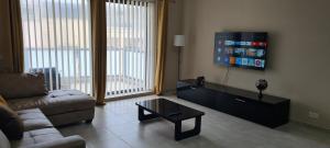 Sjónvarps- og/eða afþreyingartæki á Large Apartment in Marsascala. sleeps 6