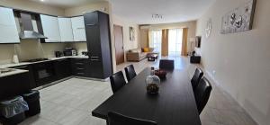 Kuchyň nebo kuchyňský kout v ubytování Large Apartment in Marsascala. sleeps 6