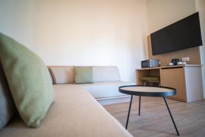 Televízia a/alebo spoločenská miestnosť v ubytovaní HL Miraflor Suites Hotel