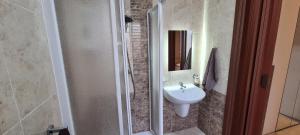 Baðherbergi á Large Apartment in Marsascala. sleeps 6