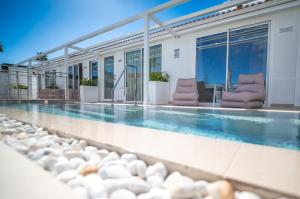 Bazén v ubytovaní HL Miraflor Suites Hotel alebo v jeho blízkosti