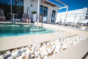 Bazén v ubytovaní HL Miraflor Suites Hotel alebo v jeho blízkosti