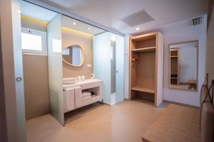 Kúpeľňa v ubytovaní HL Miraflor Suites Hotel