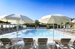 Bazén v ubytovaní HL Miraflor Suites Hotel alebo v jeho blízkosti