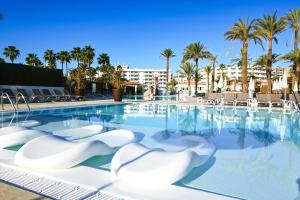 Bazén v ubytovaní HL Miraflor Suites Hotel alebo v jeho blízkosti