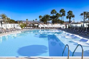 Bazén v ubytovaní HL Miraflor Suites Hotel alebo v jeho blízkosti