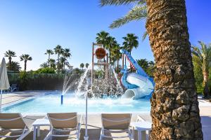 Bazén v ubytovaní HL Miraflor Suites Hotel alebo v jeho blízkosti