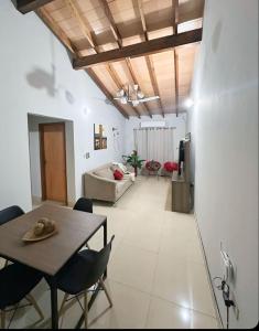 ein Wohnzimmer mit Tisch und Stühlen und einer Couch in der Unterkunft Apartamento in Luque