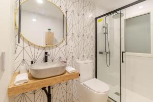 サンタンデールにあるAtractivo piso recién reformadoの洗面台、鏡、トイレ付きのバスルーム +20枚の写真