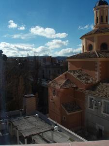 Blick auf eine Stadt vom Dach eines Gebäudes in der Unterkunft Hostal de la Luz in Cuenca