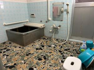 壹岐市一棟貸し民泊宿松山荘的带淋浴、水槽和卫生间的浴室 更多20张照片