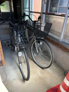 在一棟貸し民泊宿松山荘内部或周边骑自行车