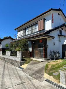 壹岐市一棟貸し民泊宿松山荘的一座建筑前面停放着自行车