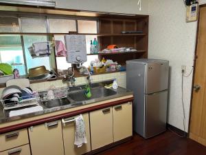 一棟貸し民泊宿松山荘的厨房或小厨房