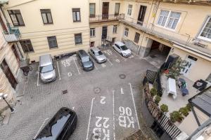 une vue aérienne sur un parking avec des voitures garées dans l'établissement Royal apartment on Lysenka 5, à Lviv