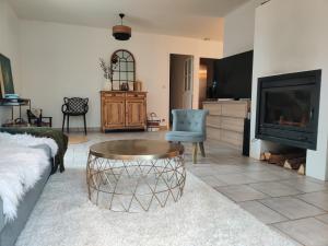 ein Wohnzimmer mit Sofa und Fernseher in der Unterkunft Villa Caroux in Bédarieux