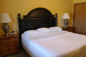 Postel nebo postele na pokoji v ubytování 2 Bedroom upper Duck Lake Condo at Wild Eagle Lodge