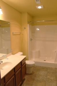 Koupelna v ubytování 2 Bedroom upper Duck Lake Condo at Wild Eagle Lodge + 30 fotografií