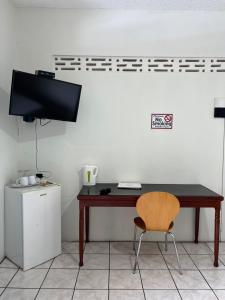 Televisyen dan/atau pusat hiburan di Seaview Apartel