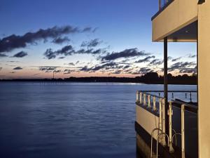 a view of the water at sunset from a house at Floating Hideaway- Coco de Mer in Ribnitz-Damgarten +37 photos