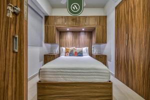 a bedroom with a large bed in a room at Brand New 1 BR Condo - Pool - Jacuzzi - Gym in Nuevo Nayarit +29 photos