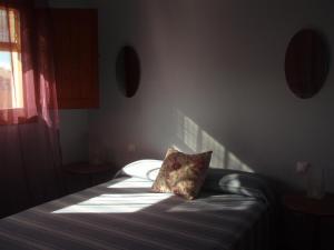 Posteľ alebo postele v izbe v ubytovaní Hostal de la Luz