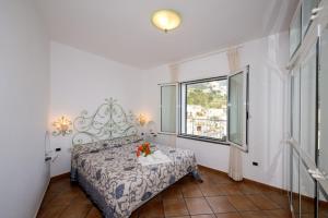 アマルフィにあるIl Gabbiano Apartmentのベッドルーム(ベッド1台、窓付)