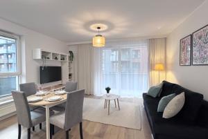 salon ze stołem i kanapą w obiekcie Apartamenty "Bastion Wałowa'' Q4Apartments w Gdańsku