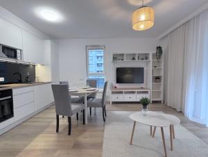Kuchnia lub aneks kuchenny w obiekcie Apartamenty "Bastion Wałowa'' Q4Apartments