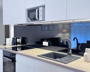 Kuchnia lub aneks kuchenny w obiekcie Apartamenty "Bastion Wałowa'' Q4Apartments