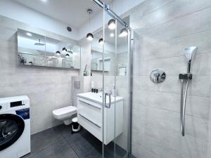Łazienka w obiekcie Apartamenty "Bastion Wałowa'' Q4Apartments