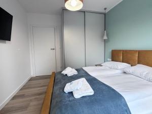 Łóżko lub łóżka w pokoju w obiekcie Apartamenty "Bastion Wałowa'' Q4Apartments