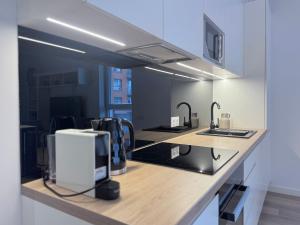 Kuchnia lub aneks kuchenny w obiekcie Apartamenty "Bastion Wałowa'' Q4Apartments