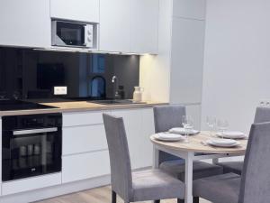 Kuchnia lub aneks kuchenny w obiekcie Apartamenty "Bastion Wałowa'' Q4Apartments