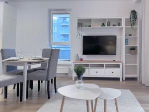 Telewizja i/lub zestaw kina domowego w obiekcie Apartamenty "Bastion Wałowa'' Q4Apartments
