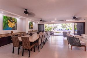 Χώρος καθιστικού στο 13BDR Villa Bellamar Akumal - Private Chef - Beachfront - Weddings-Business Retreats-GOLF-Family