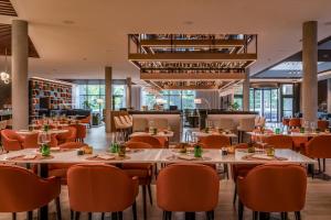 Um restaurante ou outro lugar para comer em Geneva Marriott Hotel