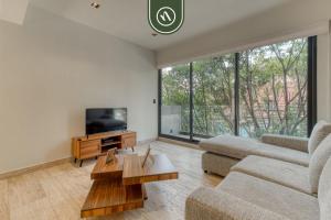 Televisyen dan/atau pusat hiburan di Centric 2 BR Condo in the Heart Roma Norte