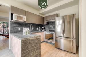 Dapur atau dapur kecil di Centric 2 BR Condo in the Heart Roma Norte